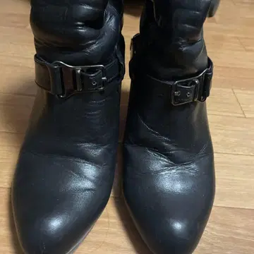 블랙 가죽 백 스트랩 부츠