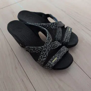 Crocs 레오파드 무늬 힐 샌들 사이플러스