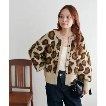 새상품 베이지 [ Discoat ] 레오파드 자카드 니트 가디건