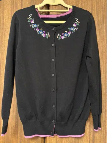 펠리시모 자수 가디건