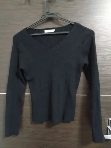 overE 블랙 V넥 패널 니트 U90