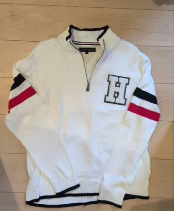 타미힐피거 지퍼 하이넥 스웨터 H 자수