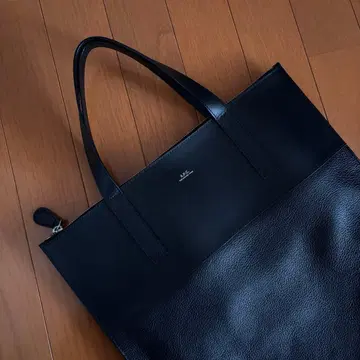 A.P.C 가죽 핸드백 아페쎄
