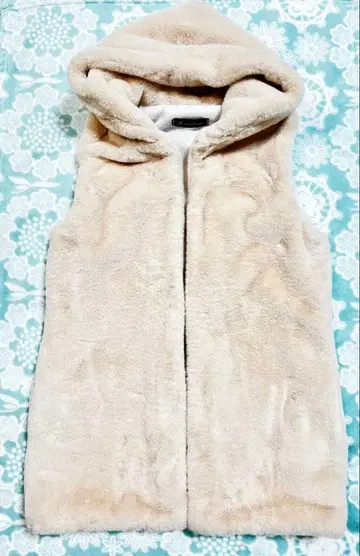 [ 새상품 미사용 ] 후드 부착 퍼 베스트 베이지