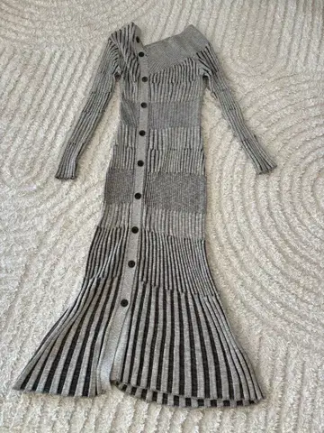 SNIDEL 비대칭 버튼 니트 원피스