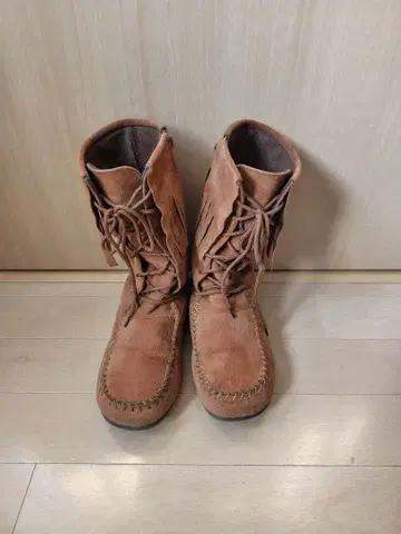 브라운 스웨이드 프린지 미들컷 부츠