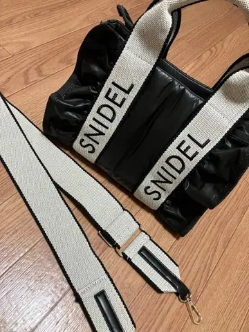 snidel 다운 프릴 로고 백 블랙