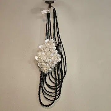 블랙 비즈와 진주 목걸이