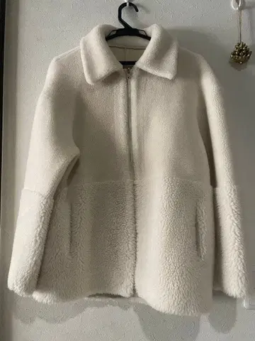 아이보리 플리스 자켓 카라 부착
