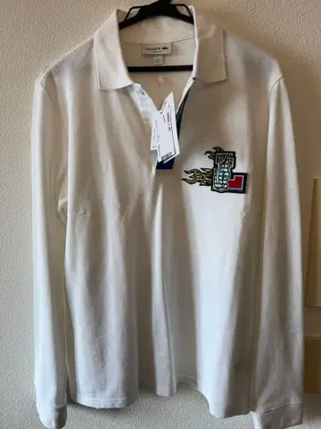 자수 로고 포함 화이트 긴팔 피케 셔츠