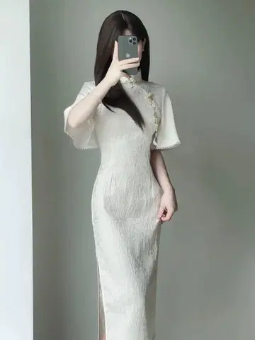 화이트 꽃무늬 자수 플레어 슬리브 드레스