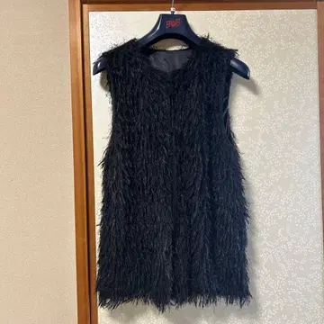 LUCA 퍼 소재 블랙 베스트