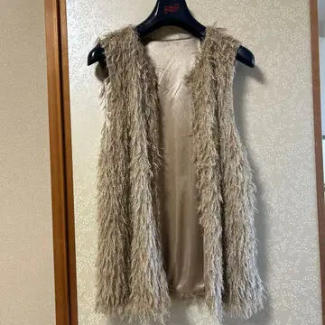 LUCA 베이지 퍼 느낌 슬리브리스 베스트