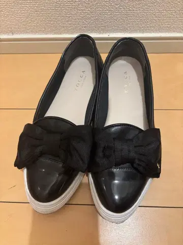TOCCA 리본 포함 블랙 플랫슈즈
