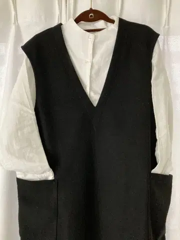 블랙 V넥 베스트 포켓 부착