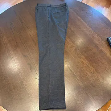 그레이 계열 체크 무늬 슬랙스