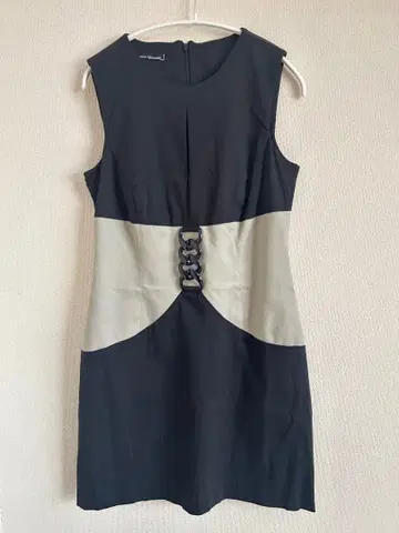 슬리브리스 무릎 기장 원피스 블랙과 그레이