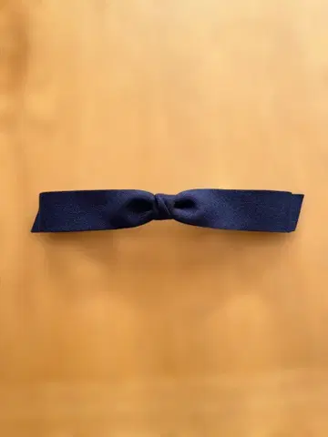 COUDRE 네이비 리본 핀 고정