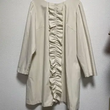 로즈 티아라 46 프릴 달린 크림색 원피스