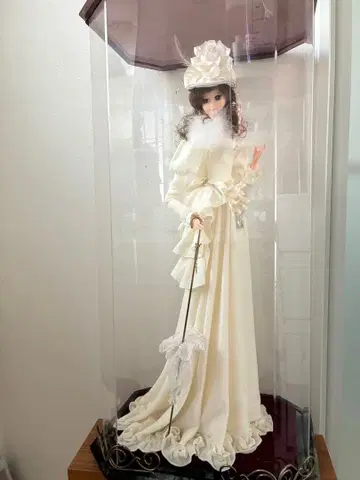 프랑스 인형 엘레강트 화이트 인형 플라스틱 케이스