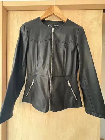 ZARA 블랙 가죽 자켓 M 사이즈