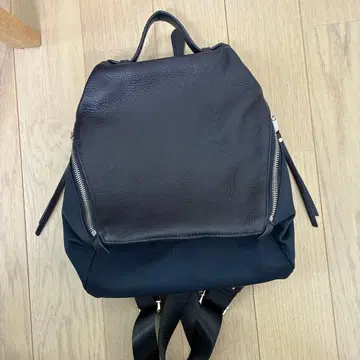 네이비 컬러 나일론 가죽 백팩