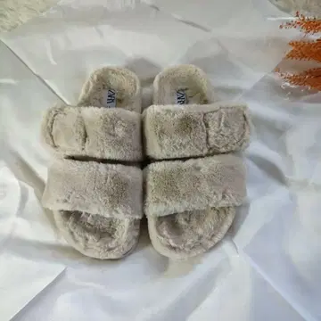 ZARA/인조 모피 샌들/36/베이지/복슬복슬