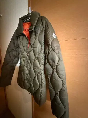 MONCLER VIETRI 다운 자켓 (부속품 있음)