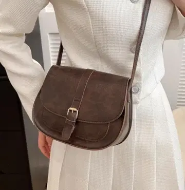 브라운 합성 피혁 숄더백