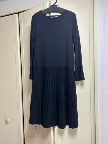 블랙 니트 원피스 긴팔 플리츠 디자인