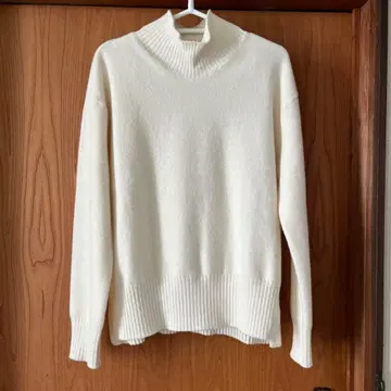 컨디션 최상 바지레 28 화이트 터틀넥 스웨터