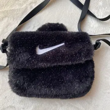 Nike 퍼 숄더백 반짝반짝 블랙
