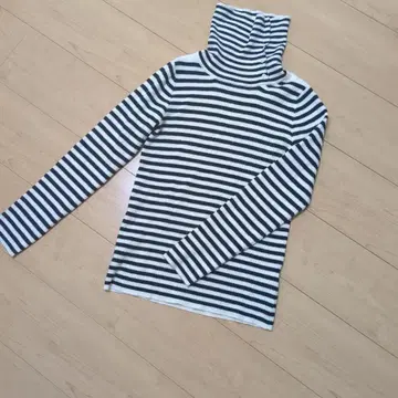 스트라이프 터틀넥 스웨터