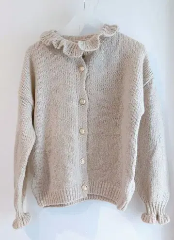 프릴이 달린 베이지 니트 가디건