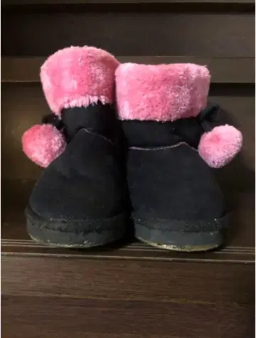 블랙과 핑크의 어그 부츠