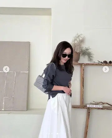 yonfa 영파 플래시 슬리브 슬릿 티 차콜 그레이