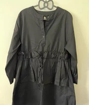 다크 그레이 긴팔 셔츠 개더 부착