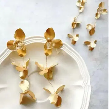 Shiro 골드 꽃 모티브 귀걸이 결혼식 브라이덜 액세서리