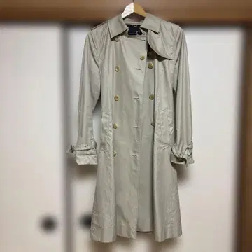 라이트 베이지 트렌치코트