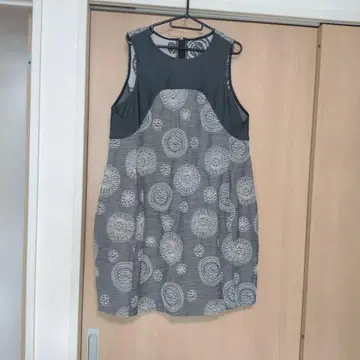 슬리브리스 튜닉 그레이 원형 무늬