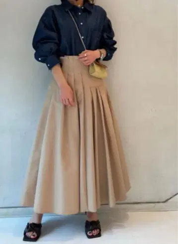 Mila Owen 랜덤 턱 하이웨스트 스커트