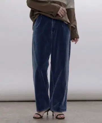 새상품 이번 시즌 슈어필 에이미 로우 벨벳 스트레치 데님 세미 코쿤 팬츠