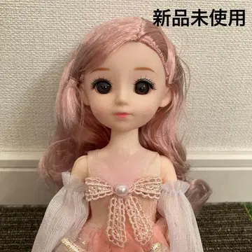 핑크색 머리카락의 귀여운 인형