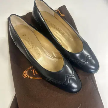 CASSANDRE 블랙 펌프스 37