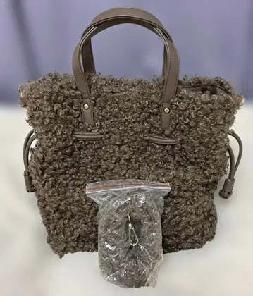 다이애나 브라운 패브릭 보아 사선으로 맬 수 있는 토트백