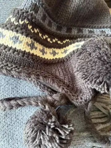 그레이 계열 꽈배기 무늬 니트 모자 폼폼 포함