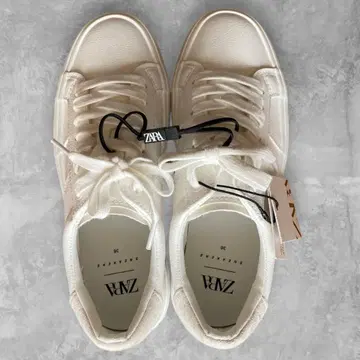 ZARA 화이트 스니커즈 36