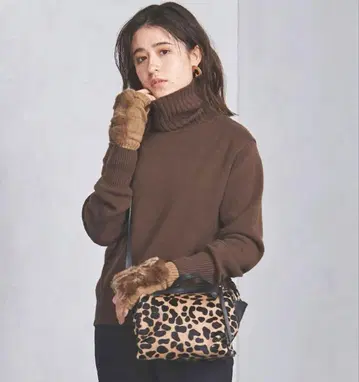 브라운 터틀넥 니트