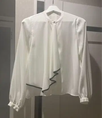 야마다야 블라우스 화이트 긴팔 프론트 드레이프