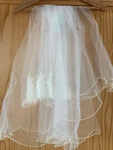 화이트 웨딩 베일과 그로브